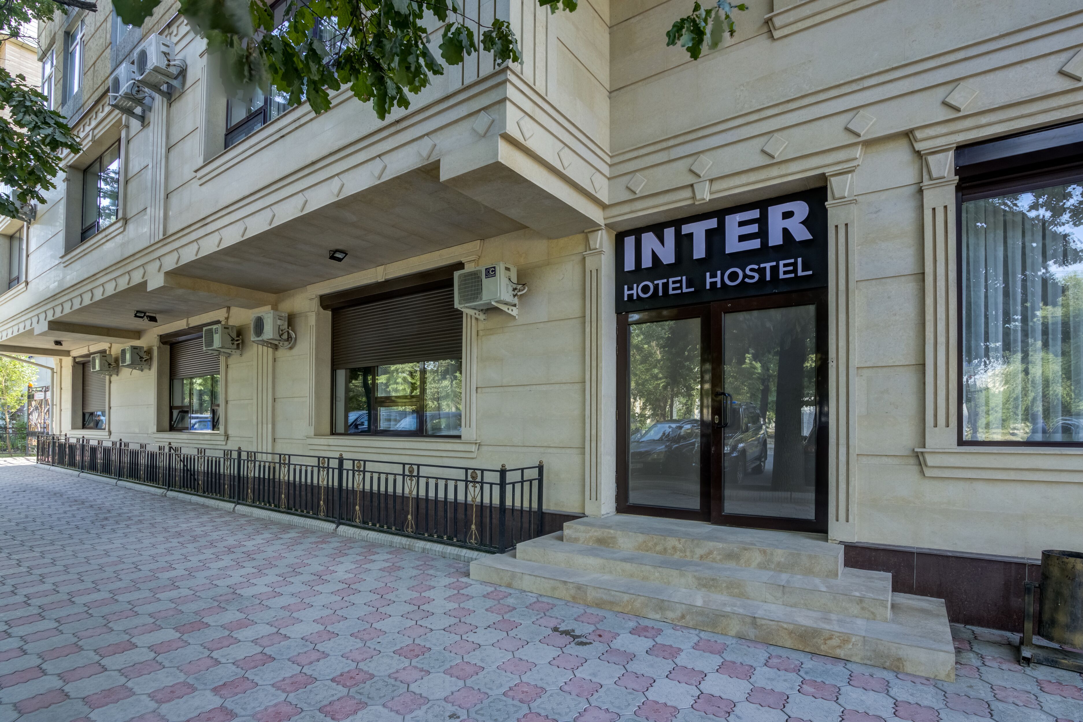 Un edificio con un cartel que dice "INTER HOTEL HOSTEL".