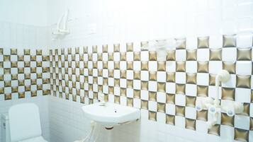 Ducha, artículos de tocador gratuitos, pantuflas, toallas