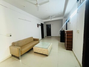 华丽双人房 | 起居区 | 32-英寸液晶电视（配备有线频道）、电视、DVD 播放器