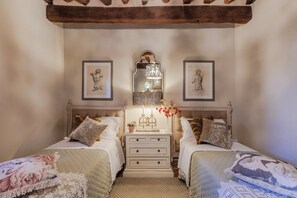 2 Schlafzimmer, Bügeleisen/Bügelbrett, Bettwäsche
