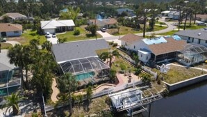 Zona residencial con casas, piscina y vista al agua.