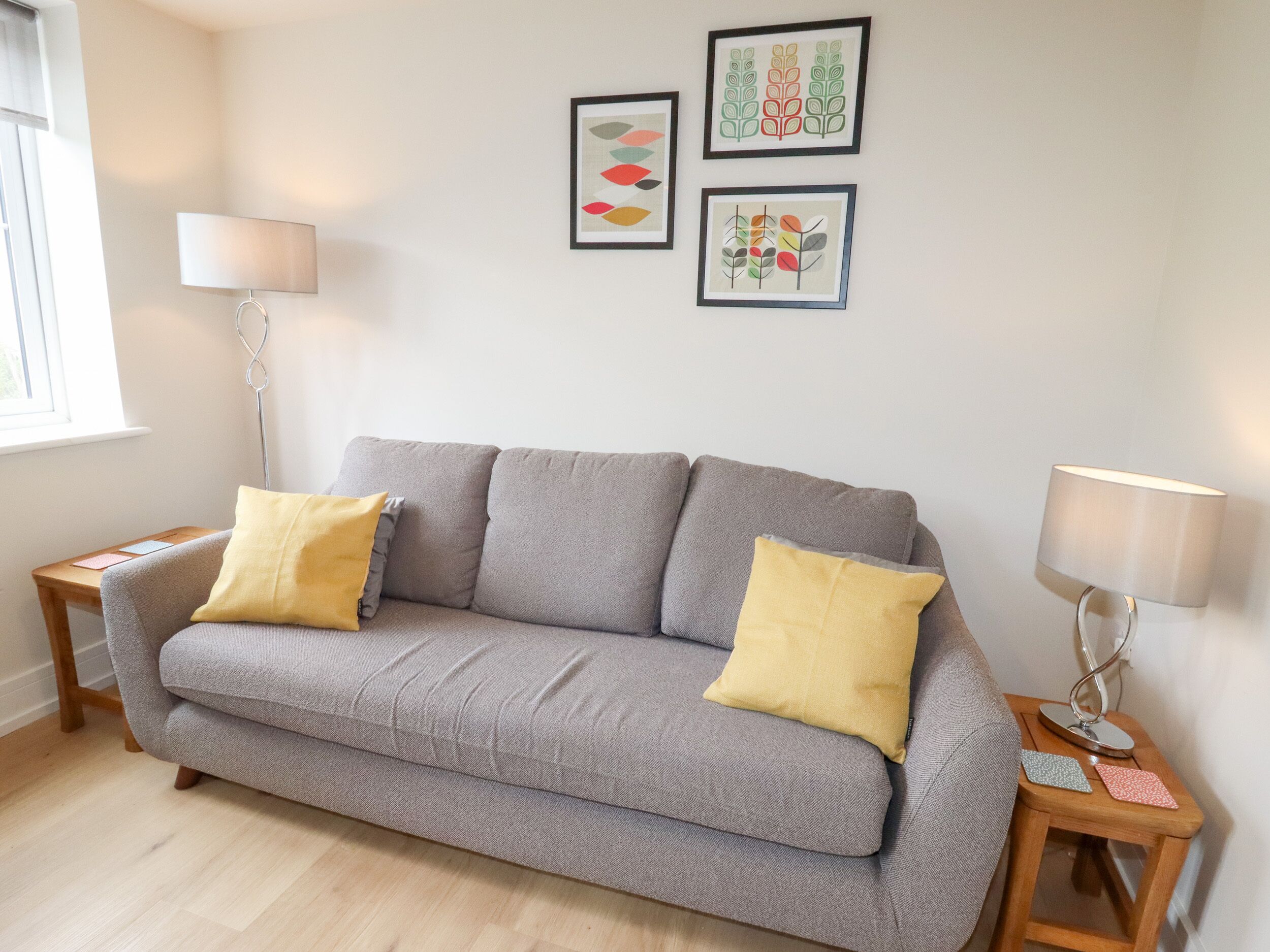 CHESHIRE VIEW, pet friendly, character holiday cottage in Buxton