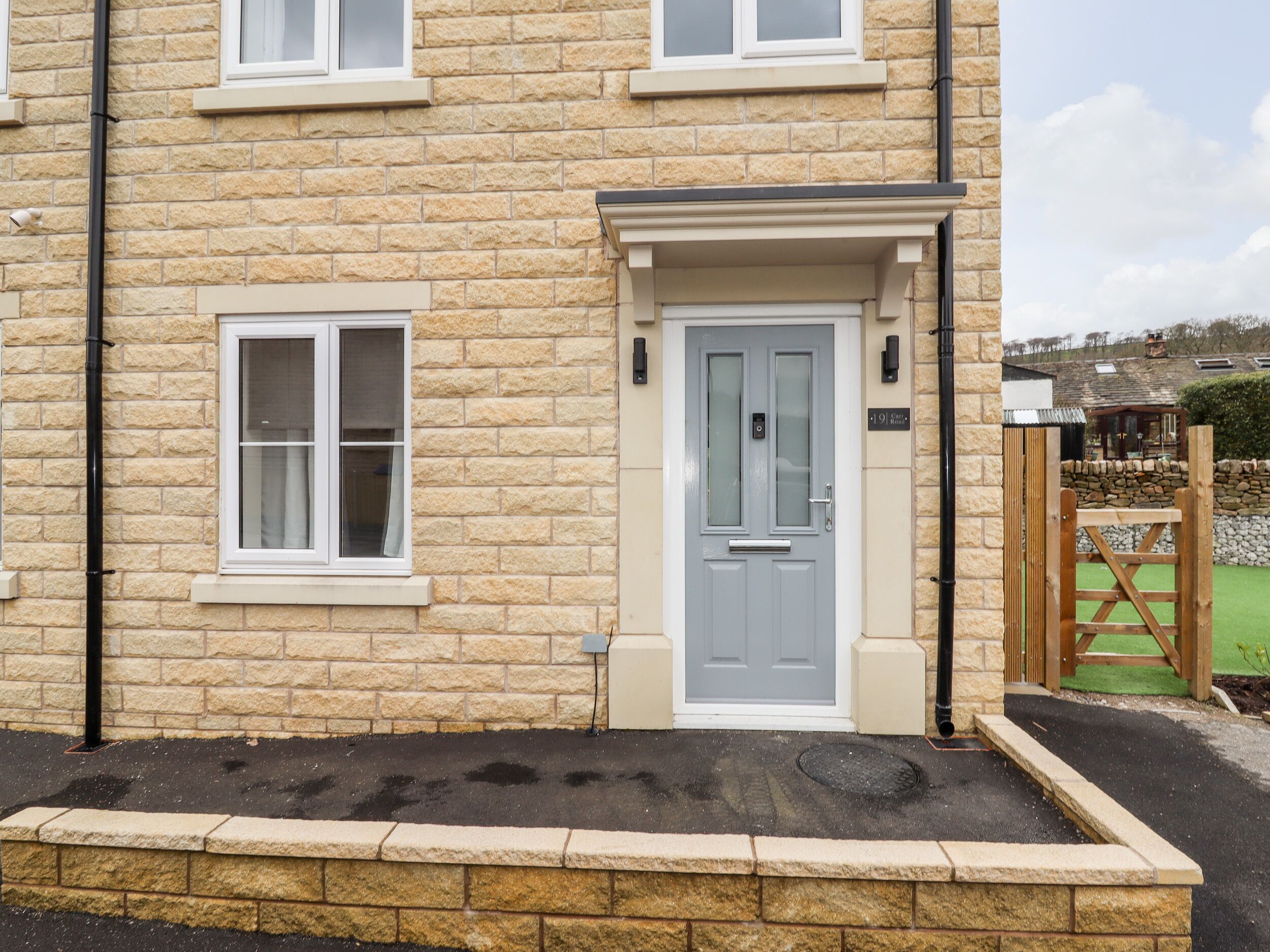 CHESHIRE VIEW, pet friendly, character holiday cottage in Buxton