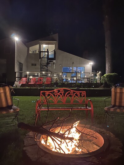 3-bedroom vacation home, waterfront patio, great fishing, kayaking, swimming