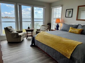 3 bedrooms, desk, iron/ironing board, free WiFi - 3-bedroom home, waterfront patio, fishing, kayaking, swimming, yoga room (Trinity)