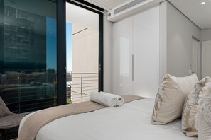 2 bedrooms, in-room safe, desk, iron/ironing board