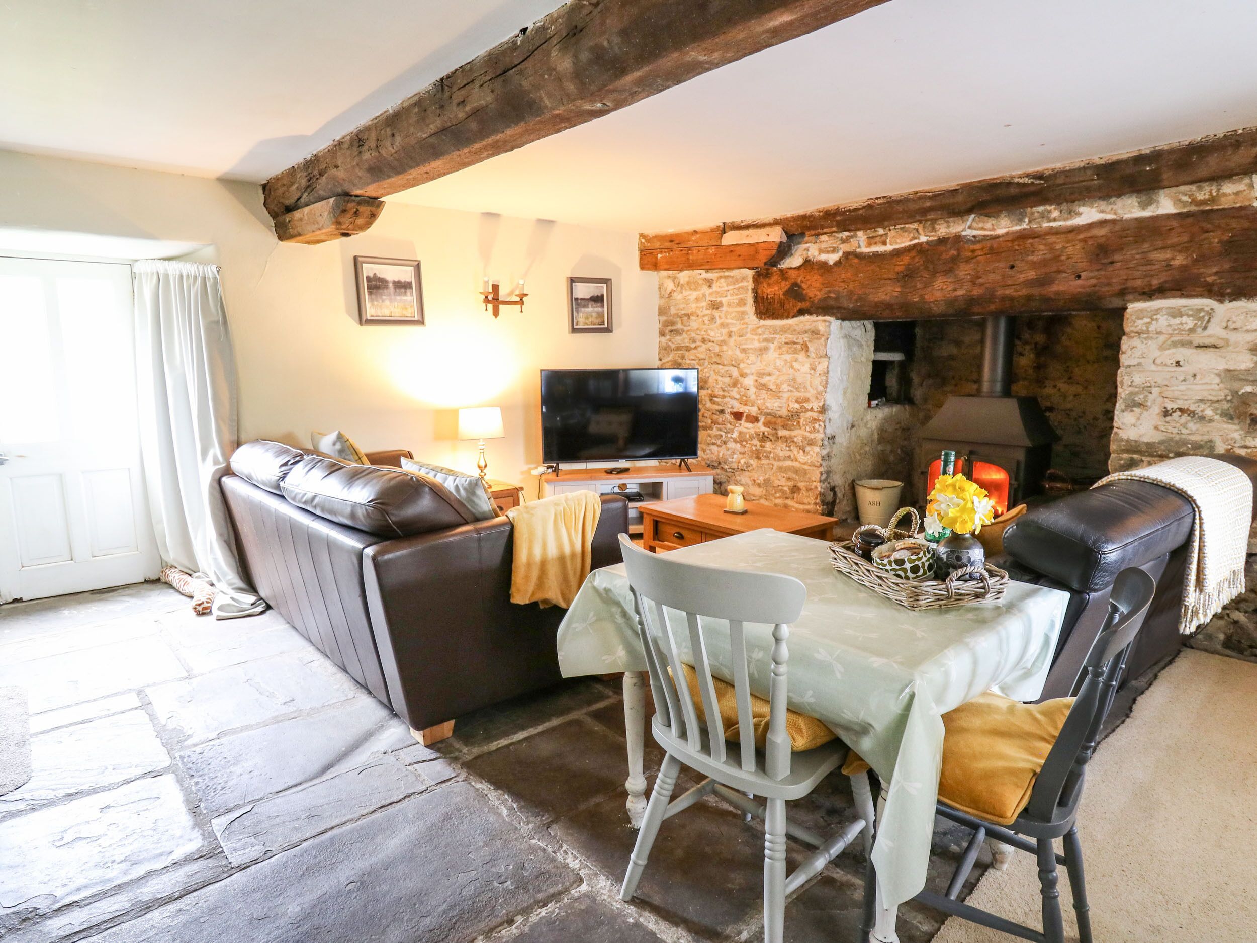 THE BAKE HOUSE, romantic, character holiday cottage in Bettws