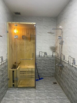 Casa adosada panorámica | Baño | Ducha y bañera combinadas y cabezal de ducha con hidromasaje