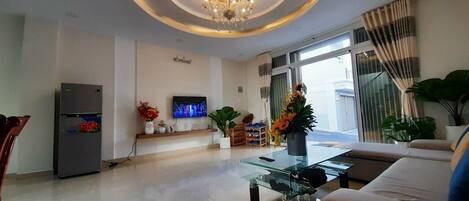 Panorama-Stadtwohnung | Wohnbereich | 43-Zoll-Smart-TV mit Digitalempfang, Fernseher