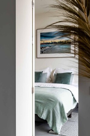 2 soveværelser, skrivebord, strygejern/strygebræt, weekendseng