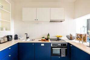 Fridge, oven, stovetop, dishwasher