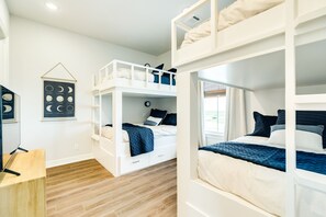 4 bedrooms, iron/ironing board, free WiFi, bed sheets