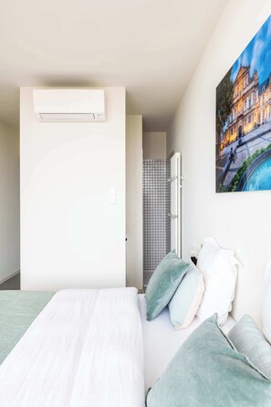 2 slaapkamers, een strijkplank/strijkijzer, reisbedje, wifi