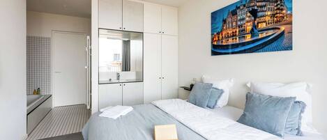 2 bedrooms, iron/ironing board, travel cot, WiFi