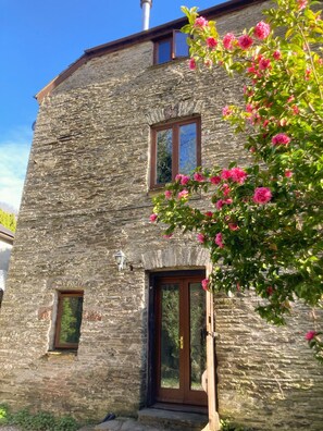 تفاصيل الفندق من الخارج