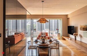 Een televisie en een kantoor