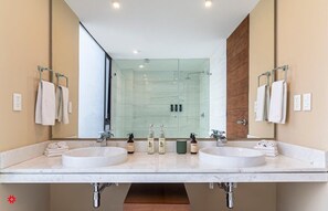 Bruser, hårtørrer, håndklæder, Sæbe