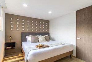 1 slaapkamer, een bureau, een strijkplank/strijkijzer, reisbedje