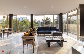 Een televisie en een kantoor