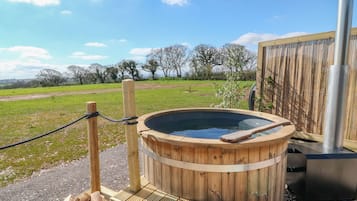 Bañera de hidromasaje al aire libre