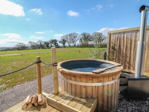 Outdoor spa tub - Buzzards (Crediton)