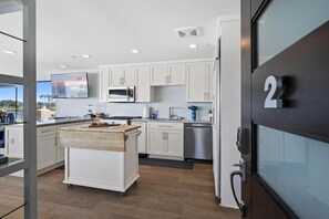 Fridge, microwave, stovetop, dishwasher