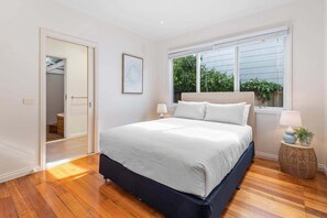 3 bedrooms, iron/ironing board, WiFi, bed sheets - Lush 3-Bed House near the Beach (Rosebud)