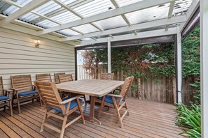 Outdoor dining - Lush 3-Bed House near the Beach (Rosebud)