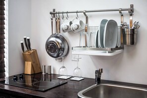 Kaffetrakter/tekoker, kjøleskap, mikrobølgeovn og kokeplater