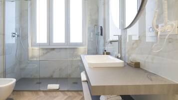 Quadrupla Deluxe | Bagno | Doccia, soffione a pioggia, set di cortesia firmato, asciugacapelli