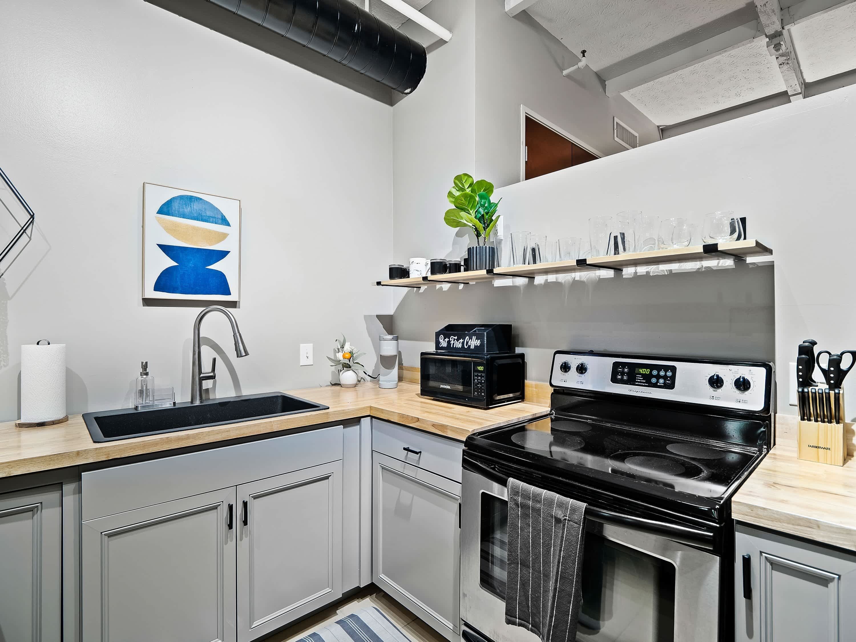 雪櫃、微波爐、焗爐、爐具