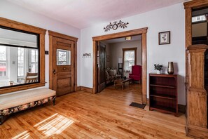 Téléviseur, lecteur de DVD, bureau