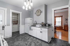 Réfrigérateur, four à micro-ondes, un four, surface de cuisson