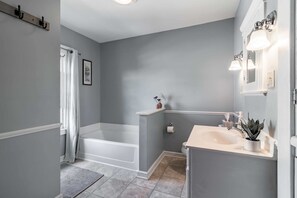 Baignoire, séchoir à cheveux, serviettes fournies, shampooing