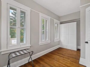 Interior - 4-BR Retreat Near Lake & Downtown Cleveland (Cleveland)