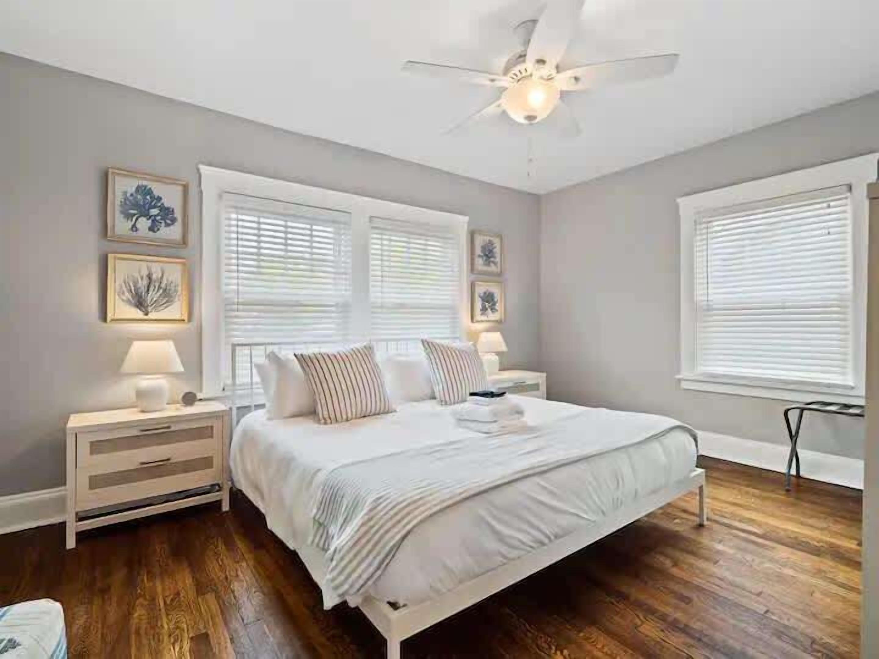 4 makuuhuonetta, työpöytä, silitysrauta/-lauta, Wi-Fi