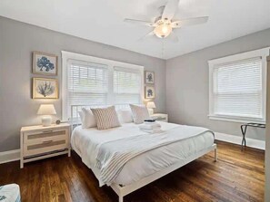 4 bedrooms, desk, iron/ironing board, WiFi - 4-BR Retreat Near Lake & Downtown Cleveland (Cleveland)