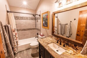 Haartrockner, Handtücher, Seife, Toilettenpapier