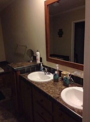 Shower, jetted tub, hair dryer, towels