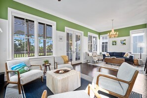 Televisión y chimenea 