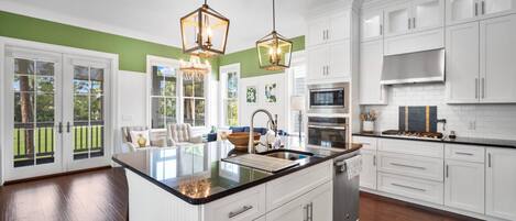 Kahvin-/teenkeitin, ruokailupöytä, keittiösaareke