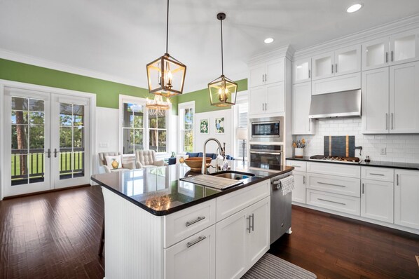 Cafetera y tetera, comedor y isla de cocina 