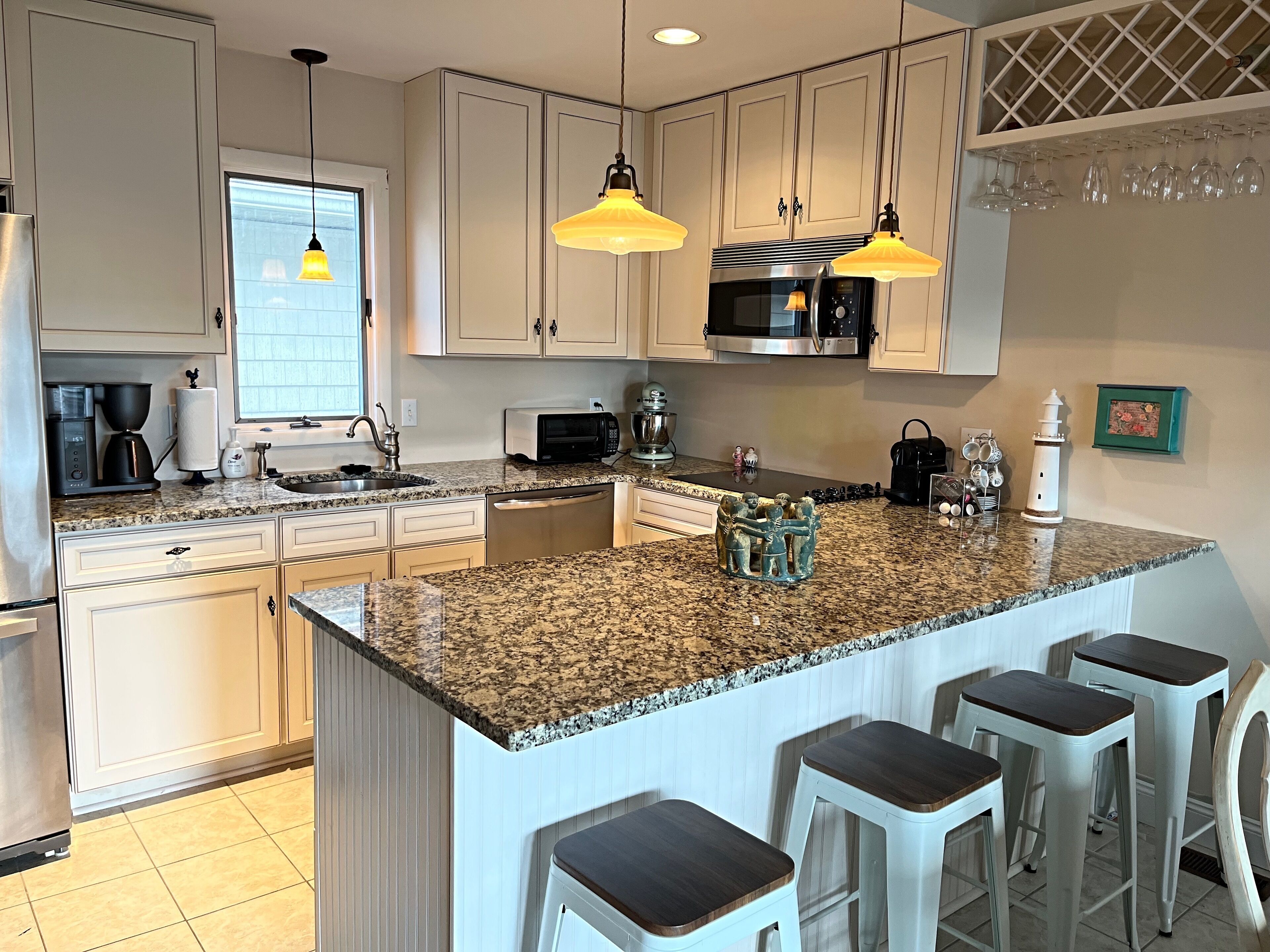 Kylskåp, mikrovågsugn, spishäll och diskmaskin