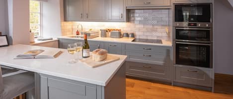 Ofen, Kochgeschirr/Geschirr/Besteck