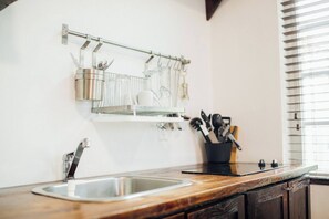 Réfrigérateur, micro-ondes, plaque de cuisson, cafetière/bouilloire