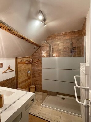 Dusche, Haartrockner, Handtücher, Seife