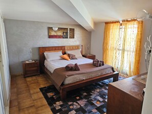 2 bedrooms, desk, iron/ironing board