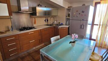 Réfrigérateur, plaque de cuisson, lave-vaisselle, cafetiÚre/bouilloire