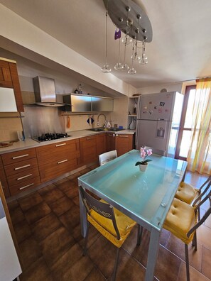 Fridge, stovetop, dishwasher, coffee/tea maker