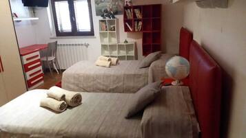 2 Schlafzimmer, Schreibtisch, Bügeleisen/Bügelbrett